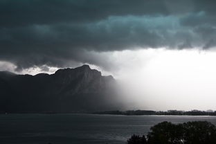 华南沿海地区未来几天将迎来较强风雨天气，公众需注意防范灾害风险