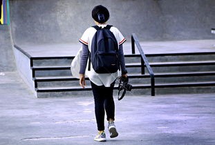 (缤纷色彩女装品牌)缤纷换装女孩：时尚穿搭指南，打造个性风格，激发美丽光芒