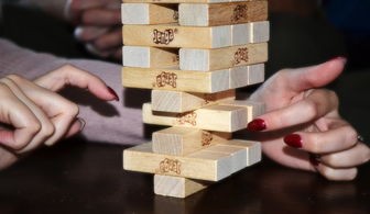 (一起叠叠乐第四关怎么过)叠叠乐，又称积木塔、堆叠游戏，是一种深受大小朋友喜爱的益智类游戏。以下是一篇关于叠叠乐的原创文章，从多个角度进行分析和介绍。