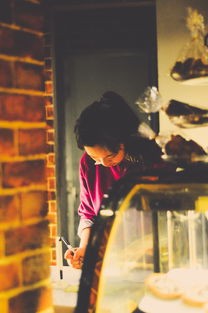 (电脑桌面壁纸美女背影)电脑桌面壁纸中的美女侧脸，审美、心理与技术的交汇