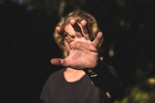 (最后一个地球人布朗)最后一个地球人布朗的启示，探讨人类未来与宇宙命运